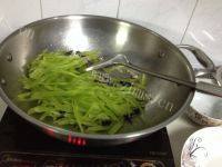 家常菜莴笋炒肉丝做法图解5)
