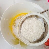 清香柠檬鸡蛋卷做法图解5)