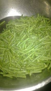 诱人的豆角炒肉做法图解1)