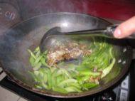 「DIY美食」芹菜炒肉做法图解4)