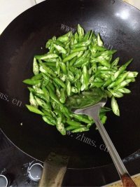 家常菜辣椒炒肉做法图解2)