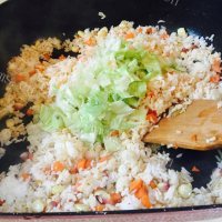 美味的胡萝卜炒饭做法图解8)