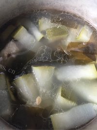 美味的冬瓜海带排骨汤做法图解5)