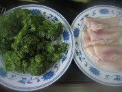 家常菜西兰花炒咸肉做法图解1)