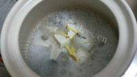 鲜香的鱼骨豆腐汤做法图解4)