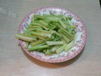 家常菜腊肠炒芹菜做法图解2)