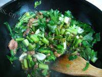 自己做的芹菜炒肉做法图解6)