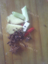 好吃的五花肉炖土豆做法图解4)