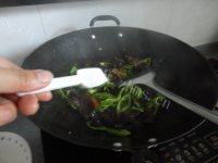 常吃不腻的青椒炒鸡蛋做法图解8)