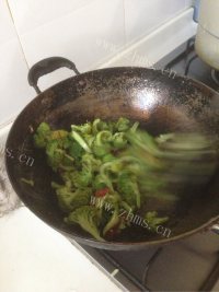 家常菜炒西兰花做法图解2)