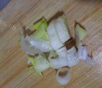 家常菜腊肉炒芹菜做法图解4)