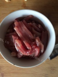 可口的酸菜炖粉条做法图解1)