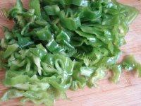 好吃的韭菜炒蚕豆做法图解3)