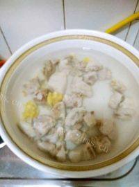 营养丰富的番茄排骨汤做法图解2)