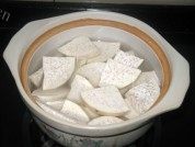 美味的香芋五花肉煲做法图解3)
