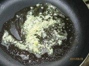 美味的蒜香烤翅根做法图解3)