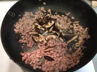 营养的麻油香菇肉粥做法图解7)