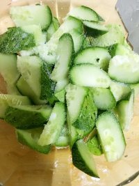 美味的油爆小黄瓜做法图解3)