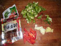 家常菜青椒炒肉做法图解2)