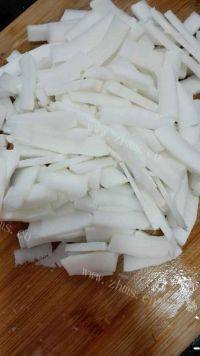 美味的椰子煲鸡汤做法图解3)