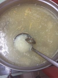 好吃不腻的鲜美河蟹粥做法图解4)