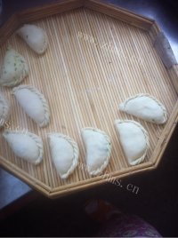 特下饭的韭菜盒子做法图解3)