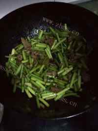美味营养的芹菜炒肉做法图解5)