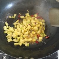 美味的蒜苔烧土豆丁的做法图解五