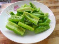 美味的排骨苦瓜汤做法图解2)