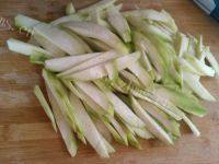 家常菜丝瓜炒香菇做法图解2)