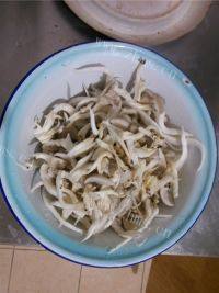 家常菜肉炒平菇做法图解4)