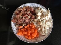 自制蘑菇香肠炒饭做法图解2)