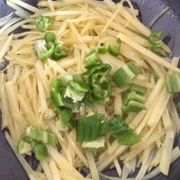 家常菜青椒炒土豆丝做法图解4)