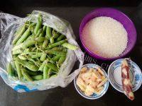 家常的香肠豌豆焖饭做法图解1)