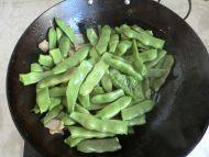 美味的豆角炖肉做法图解4)