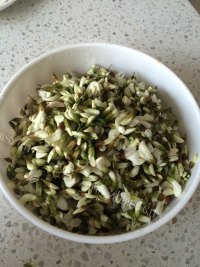 自制槐花蛋饼做法图解1)
