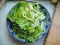 家常菜芹菜炒粉做法图解4)