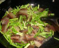 蒜台炒腊肉做法图解4)