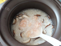 美味的香菇鸡肉粥做法图解7)