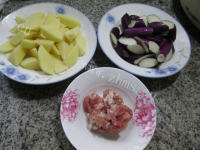 家常肉末茄子炒土豆做法图解1)