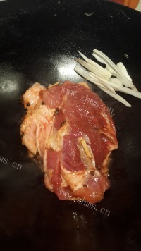 怪味鸡腿砂锅饭做法图解4)