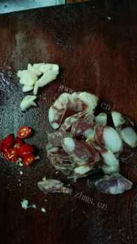 特色菜荷兰豆炒腊肠做法图解1)
