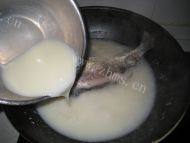 美味的豆浆鲫鱼汤做法图解4)