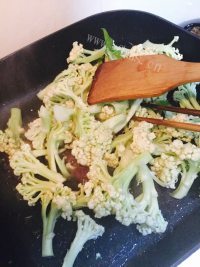 超级喜欢的腊肠炒花菜做法图解4)