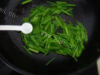 常吃不腻的韭菜花炒鸡蛋做法图解6)