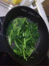 美味的果仁菠菜做法图解2)