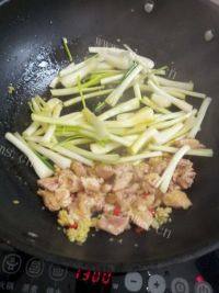 家常菜藠头炒肉做法图解4)