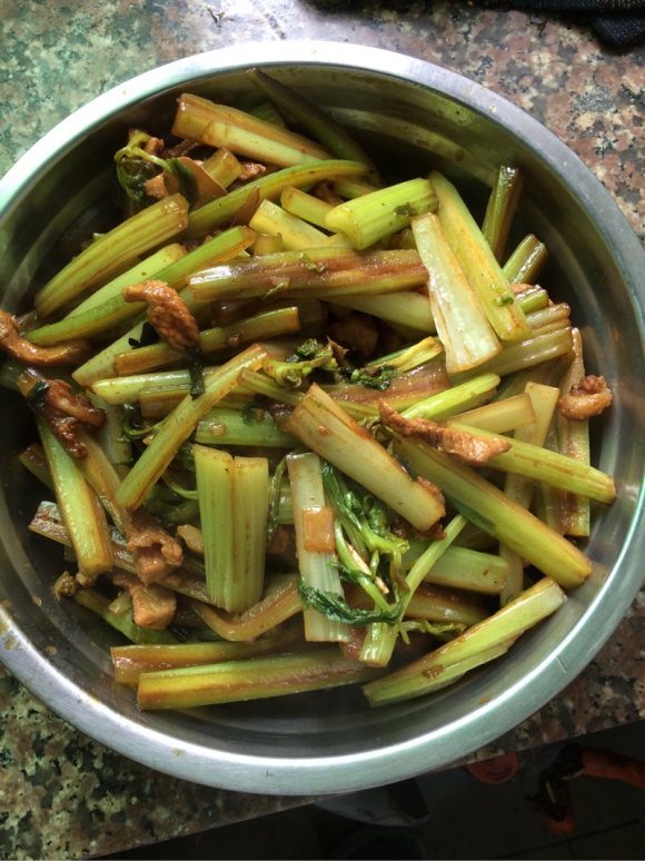玉盘珍馐的芹菜炒肉