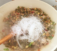 鲜美的酸豆角炒肉末粉丝做法图解7)