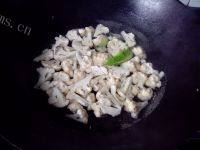 家常菜腊肉炒花菜做法图解2)